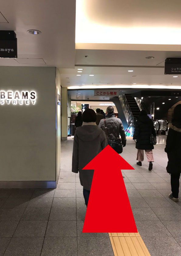 左手にBEAMS STREETの看板が見えます